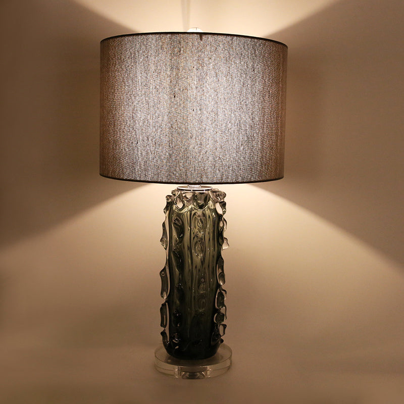 1 tête de nuit de nuit lampe à tissu pâle moderne Tableau d'ombrage clair avec colonne en cristal en relief en gris foncé