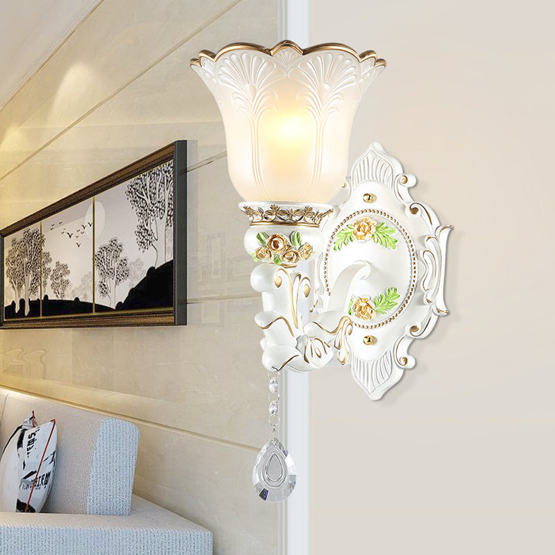 Luz de pared Bellflower de 1/2 Light Splique Vintage White Glass Mount accesorio con caída de cristal