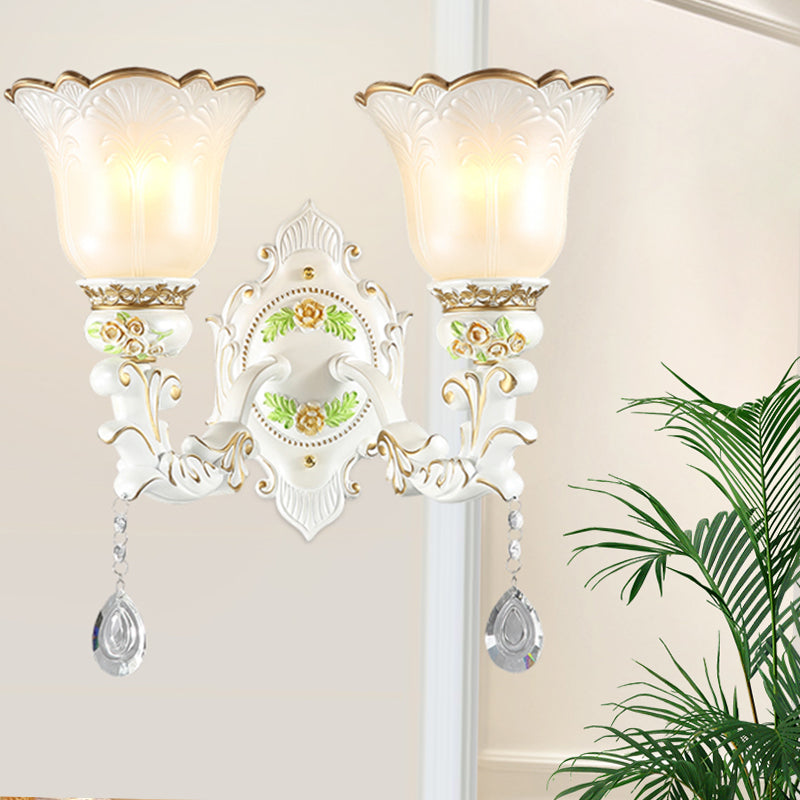 Luz de pared Bellflower de 1/2 Light Splique Vintage White Glass Mount accesorio con caída de cristal