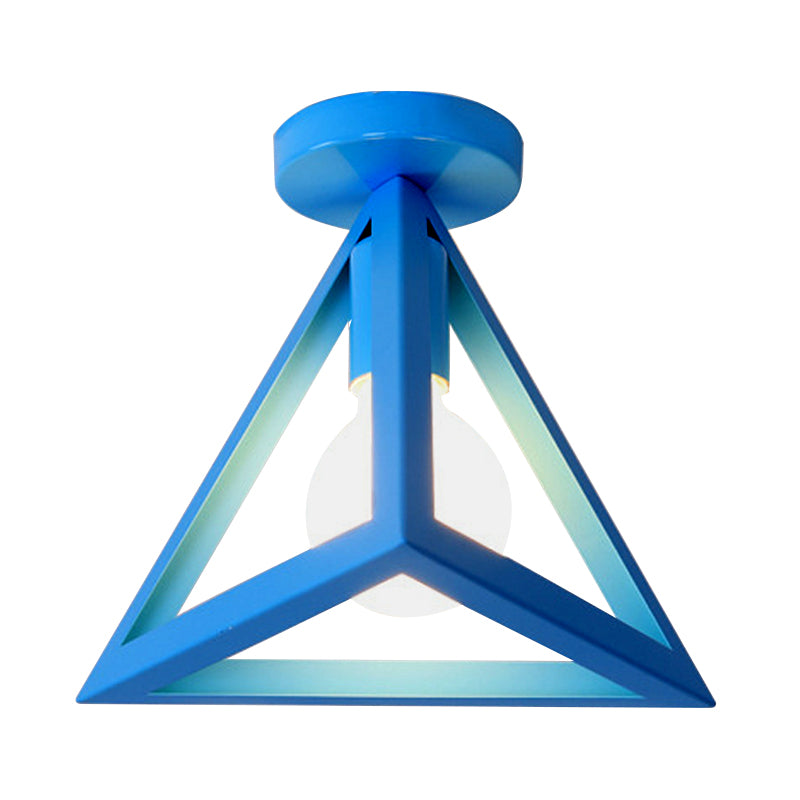 Lámpara de techo semi empotrada de jaula de alambre industrial retro con pantalla triangular Lámpara de techo de metal de 1 cabezal en negro/gris/blanco