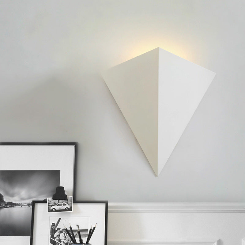 Luz de la pared de la pared del triángulo minimalista Lámpara de pared de la sala de estar LED metálico cálida/blanca en blanco