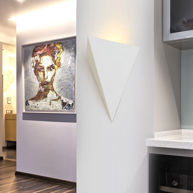 Luz de la pared de la pared del triángulo minimalista Lámpara de pared de la sala de estar LED metálico cálida/blanca en blanco