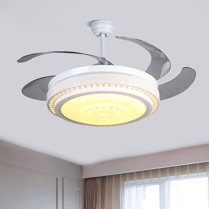 4 Klingen weiße LED -Deckenventilator leichte moderne, facettierte Kristalle kreisförmiger Halbflushmount, 52 "breit