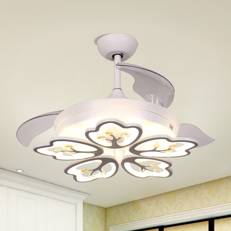 4 Klingen 42 "W LED Semi Flush Light Contemporary Peach Blossom Crystal Teardrops Deckenlüfter Lampe in Weiß
