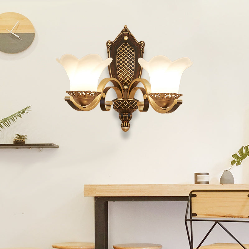 Luz de la pared del dormitorio de flores iluminación tradicional de montura de pared de latón de 2 cabezas con brazo curvo