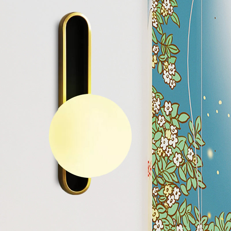 Medio moderno de pared de orbe de orbe de vidrio transparente/crema mini iluminación de montaje de pared en latón en latón