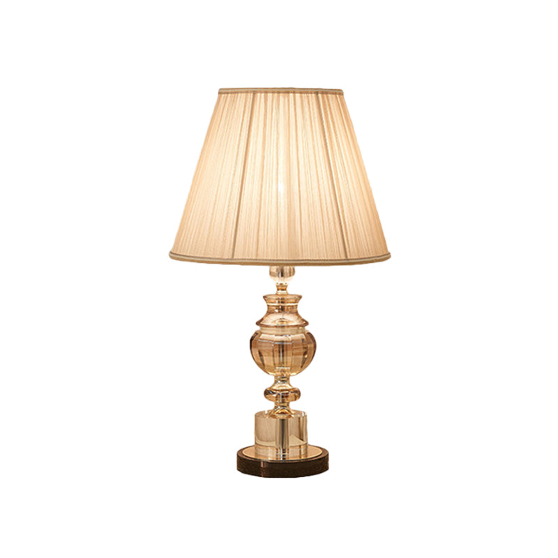 Faltengewebe weißer Tischlampe konisch 1 Glühbirne moderner Nachttischlicht mit Kristallbasis