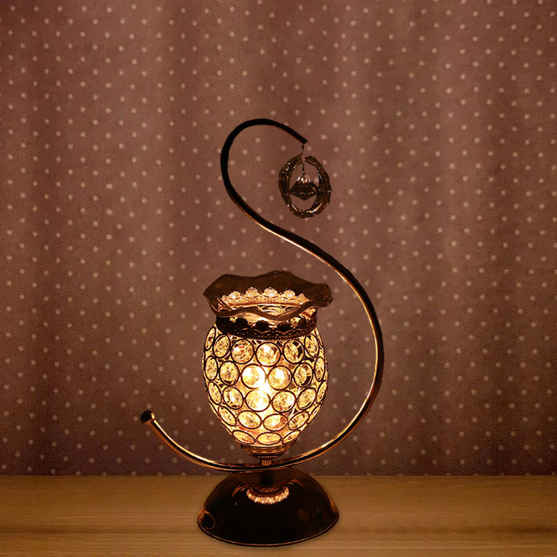1 Glühbirnenschlafzimmertischlampe zeitgenössischer goldener Schreibtisch Licht mit Blumenkristall eingebetteter Schatten in warmem/blau/lila Licht