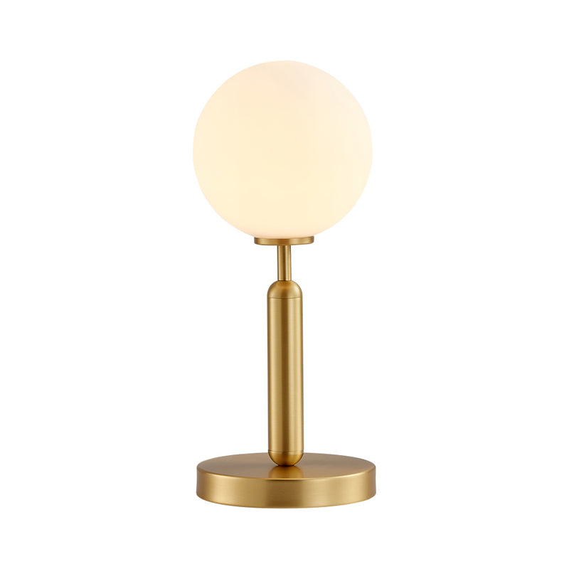 Gerade Nachttisch leichte postmoderne Metall 1 Glühmessing -Messing -Tischlampe mit Ball weißer Glasschatten