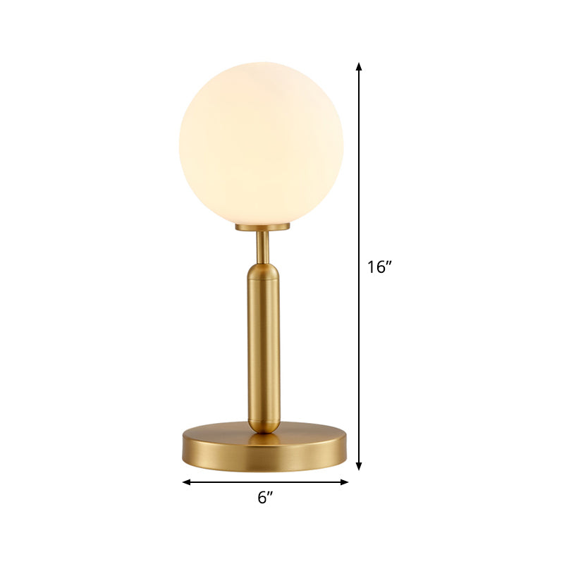 Gerade Nachttisch leichte postmoderne Metall 1 Glühmessing -Messing -Tischlampe mit Ball weißer Glasschatten