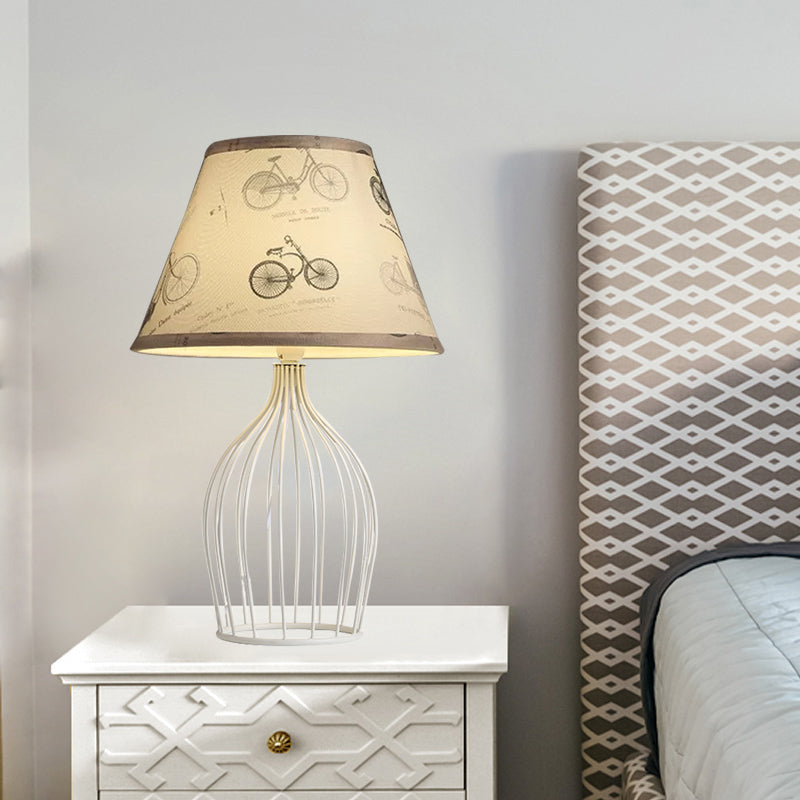 Luz de mesa nocturna de cónica blanca tela tradicional 1 cabezal lámpara de escritorio de sala de estar con base de jaula de alambre