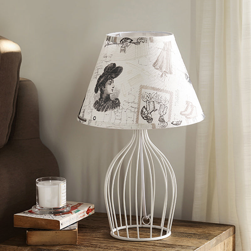 Table de nuit effilée blanche lumière tissu traditionnel 1 tête de salon lampe de bureau avec base de cage métallique
