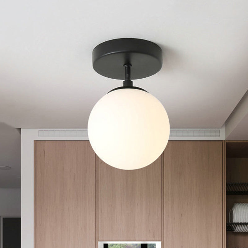 Plafond de couloir à ampoule unique, plafonnier semi-encastré noir simple avec mini abat-jour sphérique en verre de lait