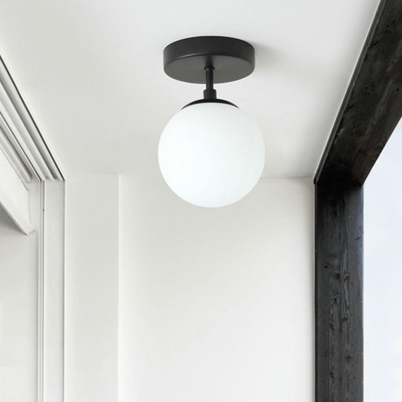 Plafond de couloir à ampoule unique, plafonnier semi-encastré noir simple avec mini abat-jour sphérique en verre de lait
