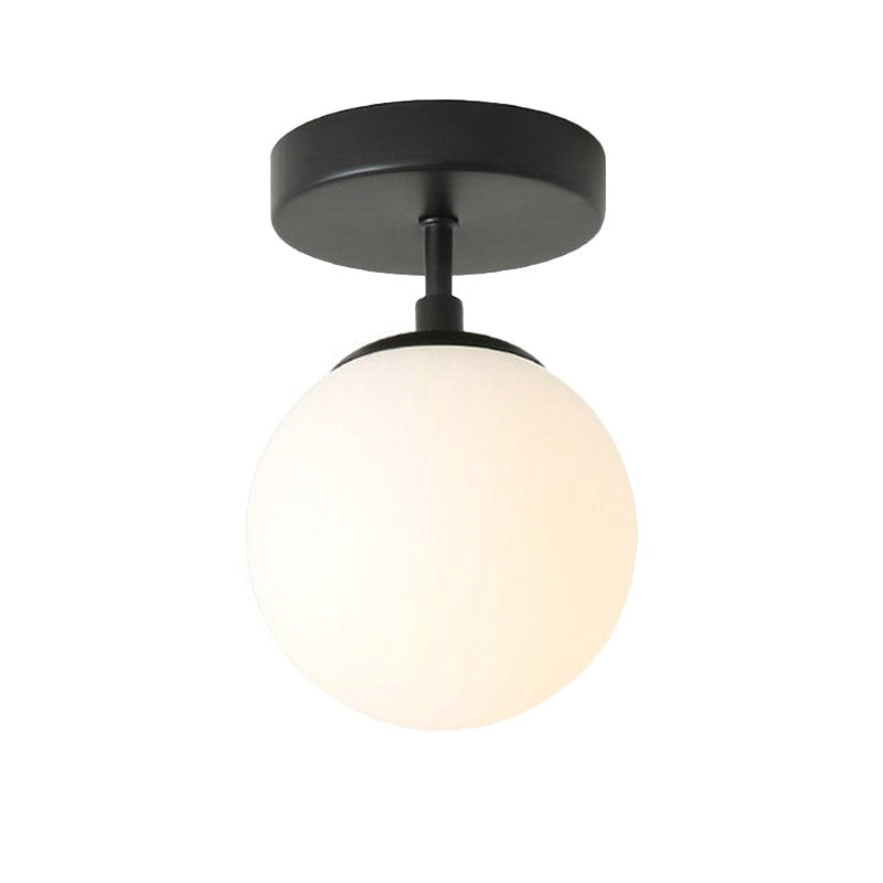 Plafond de couloir à ampoule unique, plafonnier semi-encastré noir simple avec mini abat-jour sphérique en verre de lait
