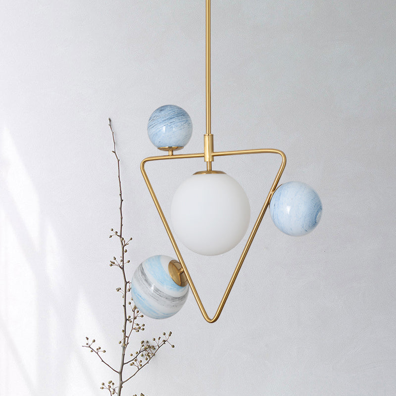 4-head Loft House Kroonluchter Mid Century Gold Pendant Lamp met driehoek ijzeren frame en Orb gekleurde glasschaduw