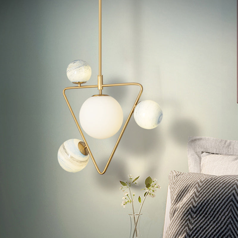 4-head Loft House Kroonluchter Mid Century Gold Pendant Lamp met driehoek ijzeren frame en Orb gekleurde glasschaduw