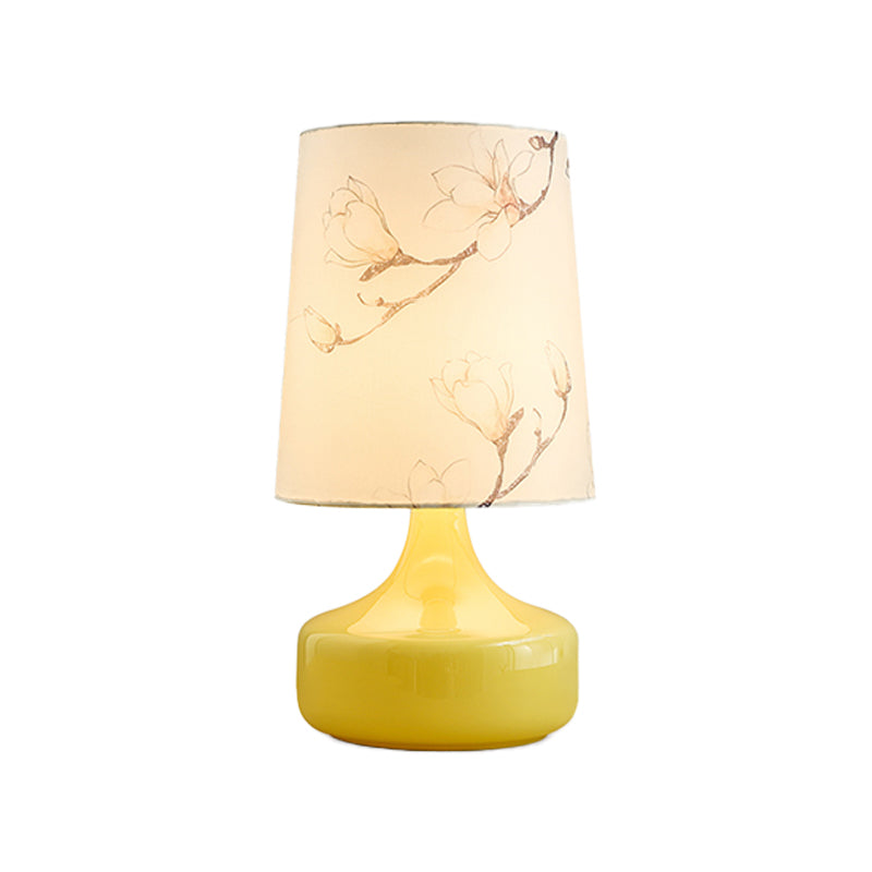 Luce notturna in tessuto stampato a lampadina singola Illuminazione da comodino a botte bianca da giardino coreano con base in vaso giallo
