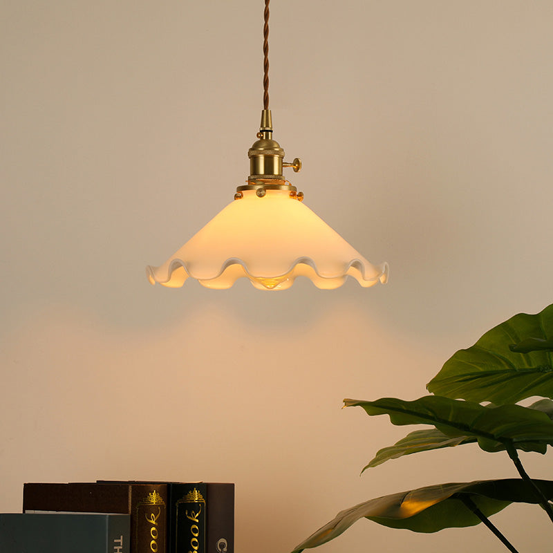 Konisch gefrostete weiße Glasropfen anheizt pastoraler 1-Licht-Schlafzimmer Deckenlampe mit Rüschenkante