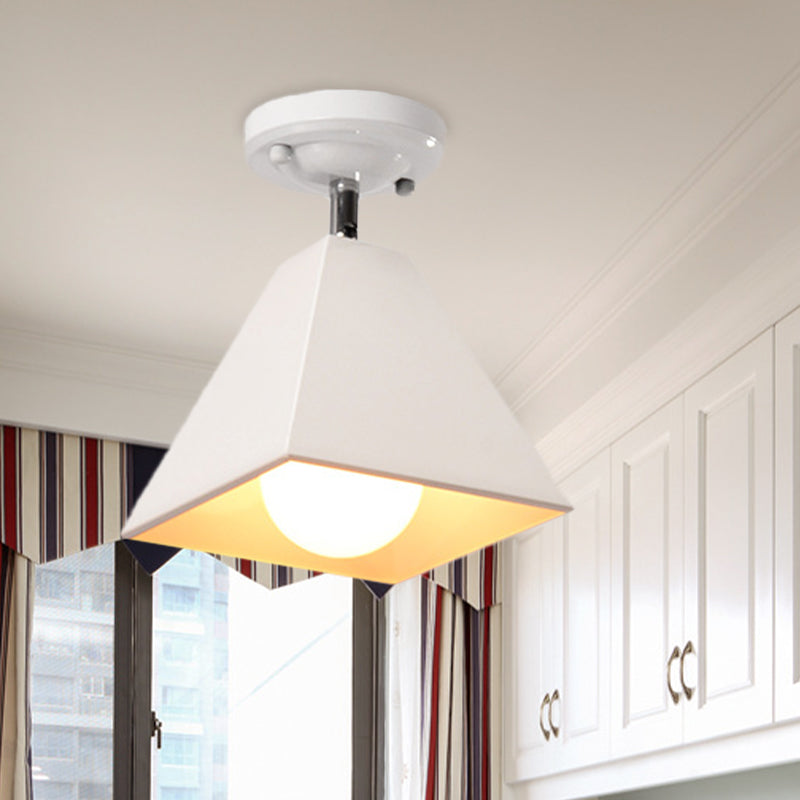 IJzeren Swivel Shade Pyramidal Plafond Lamp Industrial 1/2/3-Hoofd Lounge Semi Flush Mount Fixture in zwart/wit