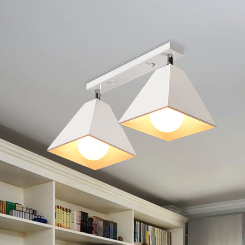 IJzeren Swivel Shade Pyramidal Plafond Lamp Industrial 1/2/3-Hoofd Lounge Semi Flush Mount Fixture in zwart/wit