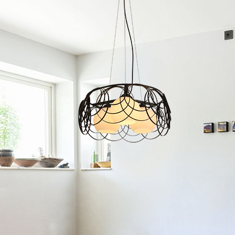 Retro sferisch hangende kroonluchter 3 bollen melkachtig glas naar beneden verlichting hanger in zwart met ronde kooi