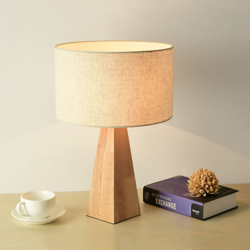 Prismatische hölzerne Tischlampe Modernist 1 leichtes beige Nachtlicht mit weißer Stofflampenschatten