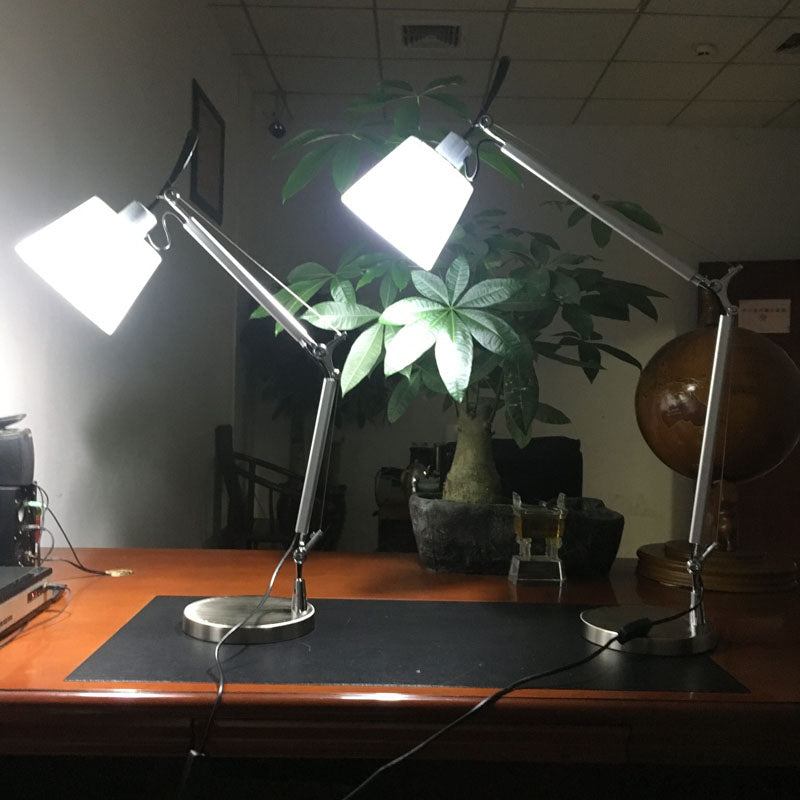 Côté à cône tronqué Light Moderniste moderniste 1 lampe de bureau Chrome HEAD avec bras oscillant à 2 articulations