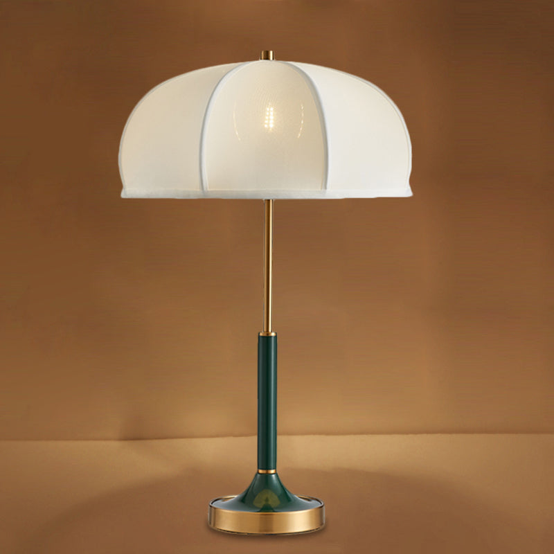 Lampada da scrivania a lampadina singola dorata Lampada da lettura notturna con ombrello in tessuto tradizionale per soggiorno
