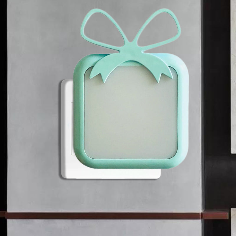 Gift-Shape Light-Sensing Night Light Kids Plastic Blue/Pink Plug in LED Wall Lighting for Bedroom