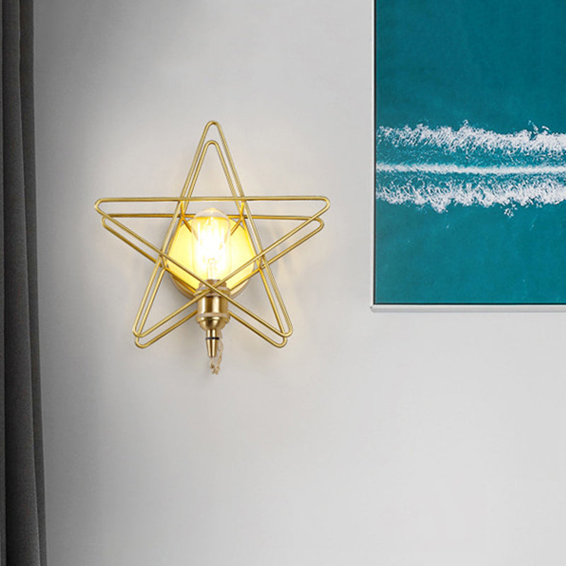 Lámpara de pared de bulbo expuesta de metal Colonialista 1 cabezal de sala de estar Luz en oro con jaula estrella