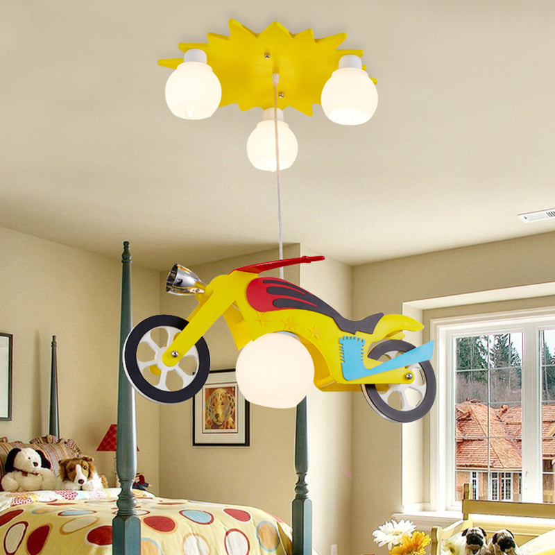Kinder 4 Lichter Cluster Anhänger Lampe gelbe Motorbike Deckenhänge mit weißem Glasschatten