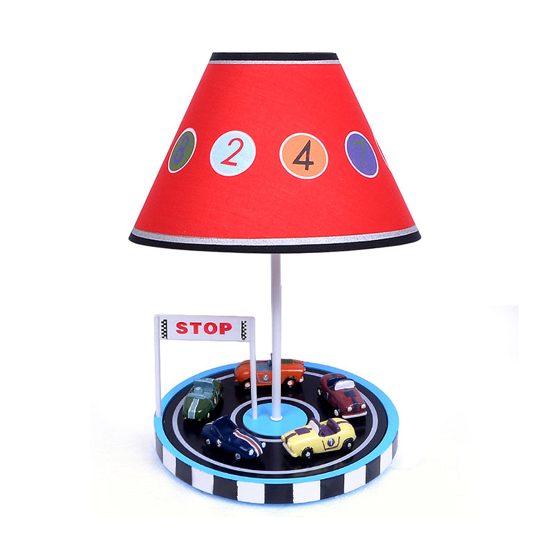 Lampada da tavolo per bambini in tessuto affusolato a 1 lampadina, illuminazione da comodino in rosso con decorazioni per veicoli da corsa