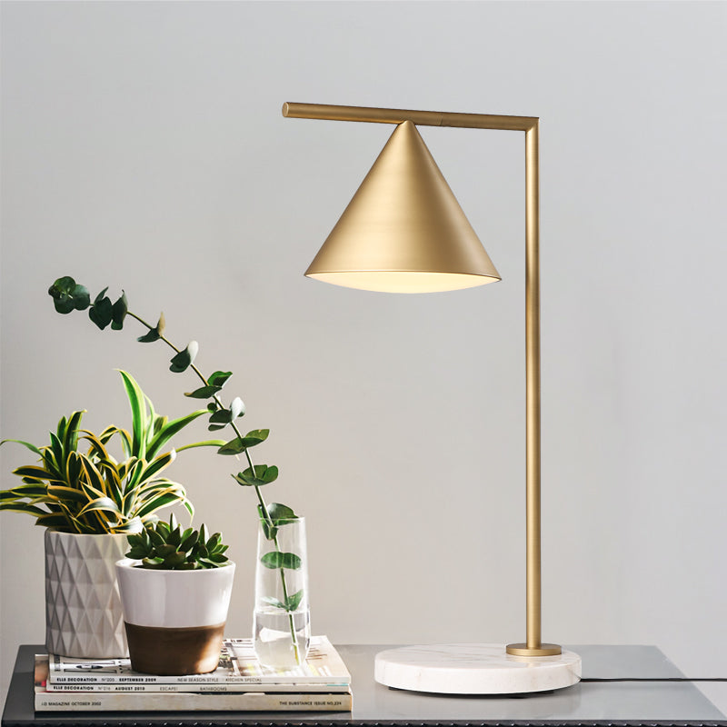 1 Kopfmetalltisch Leichte kolonialistische goldene konische Schlafzimmer Nachttischlampe mit Marmorbasis
