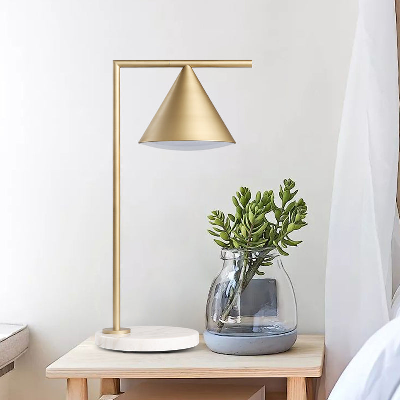 1 Kopfmetalltisch Leichte kolonialistische goldene konische Schlafzimmer Nachttischlampe mit Marmorbasis