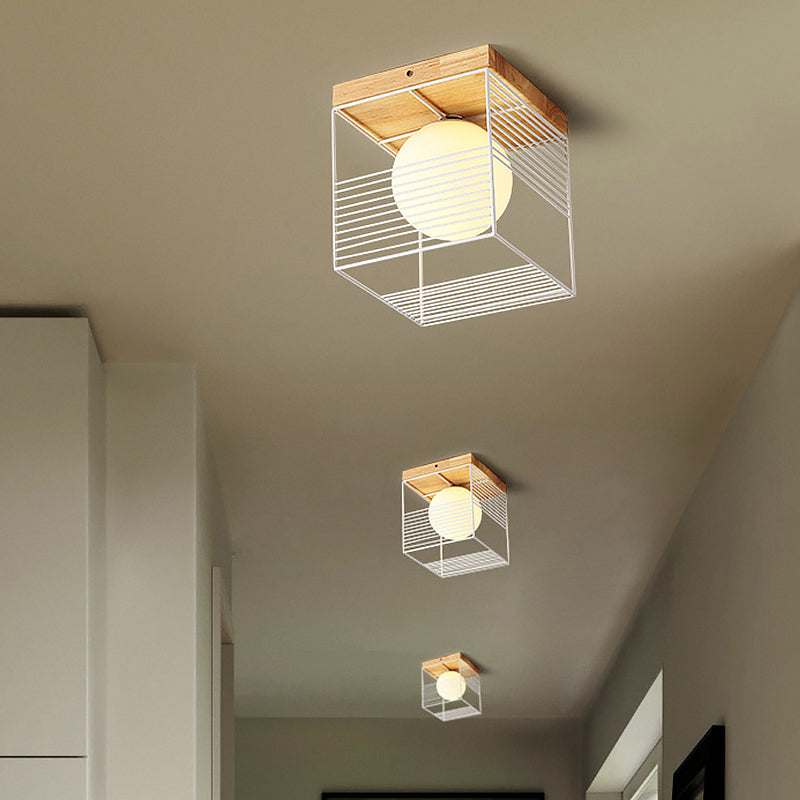 Lámpara de techo pequeña de jaula cúbica en blanco y negro, lámpara empotrada de hierro nórdica de 1 cabezal con pantalla de cristal de bola interior y dosel de madera