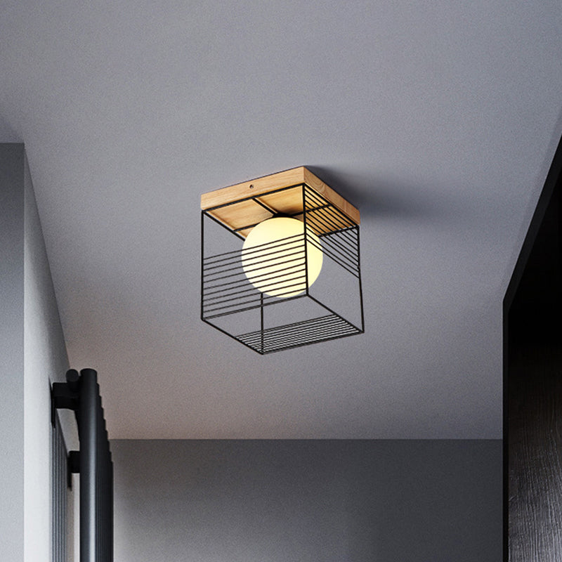 Lámpara de techo pequeña de jaula cúbica en blanco y negro, lámpara empotrada de hierro nórdica de 1 cabezal con pantalla de cristal de bola interior y dosel de madera