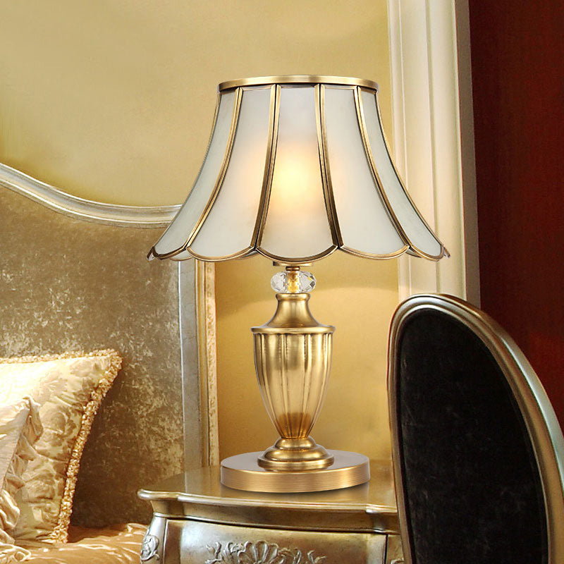 Iluminación nocturna mínimamente festoneada 1 cabeza de vidrio esmerilado Luz de color nocturno en oro con fuente de metal/cristal transparente deco