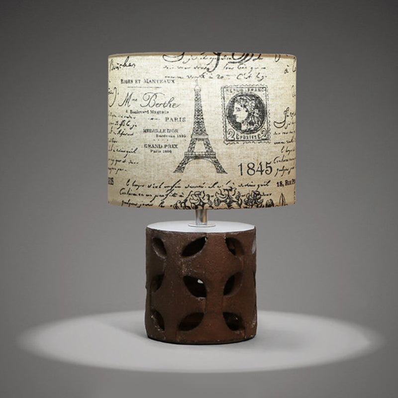 Tambour du salon table d'éclairage country tissu 1 lumière script beige script d'impression de bureau avec une base de cylindre / balise gravé en résine
