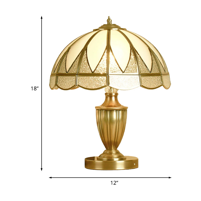 Goud 1 koptafel licht koloniaal beige en matglazen koepel 12 "/16" brede nachtkastje lamp voor het bed