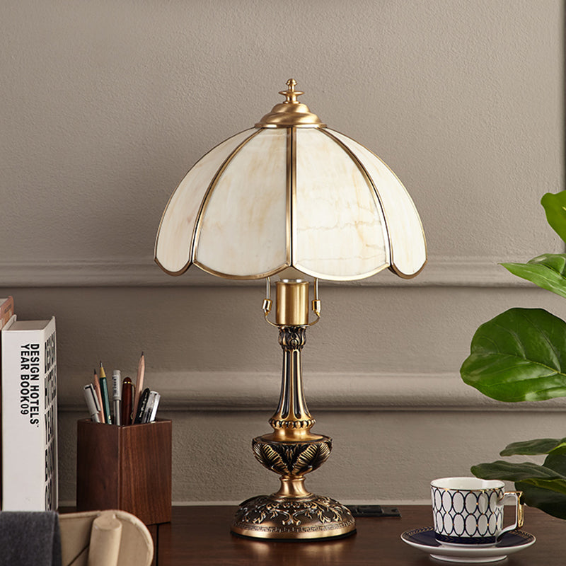 Lampe de chevet festonée dorée en verre crème rustique 1 lumière de table claire légère avec base