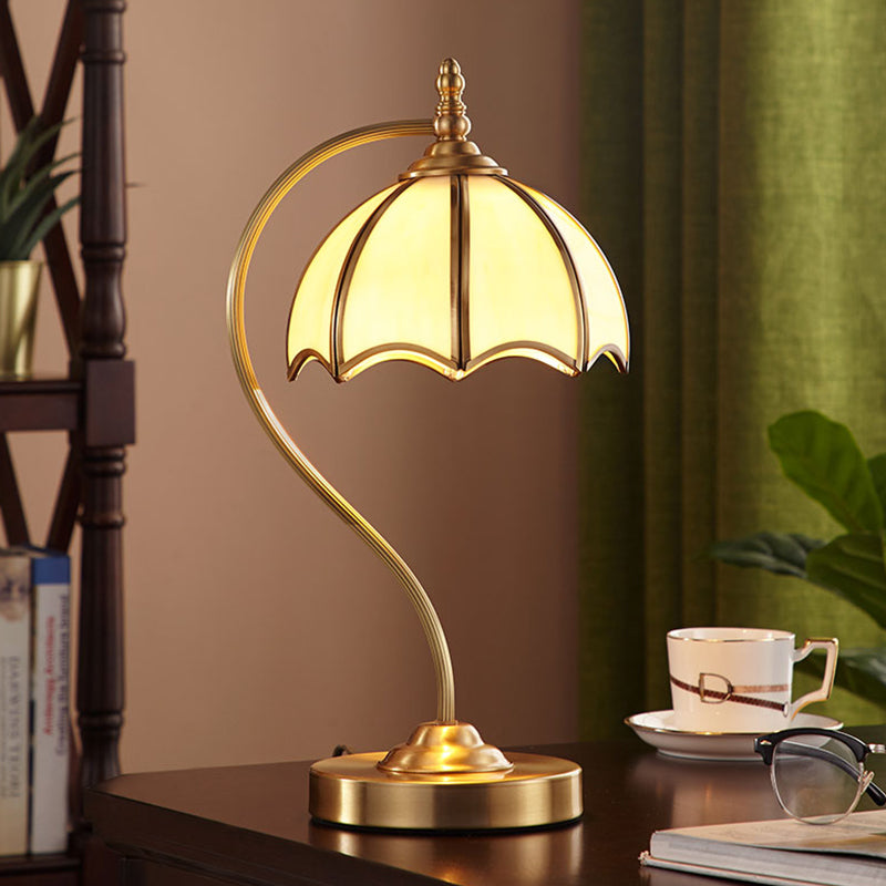Lampada da tavolo in vetro opale dorato smerlato a 1 luce illuminazione notturna in stile coloniale con braccio curvo