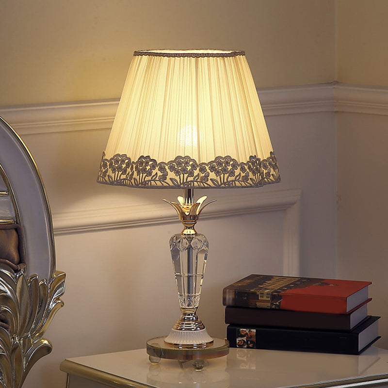 Urne Clear Crystal Nightast Light Classic Klassiker 1-Bulb-Nachttischbeleuchtung in Beige mit Faltenstoffschatten