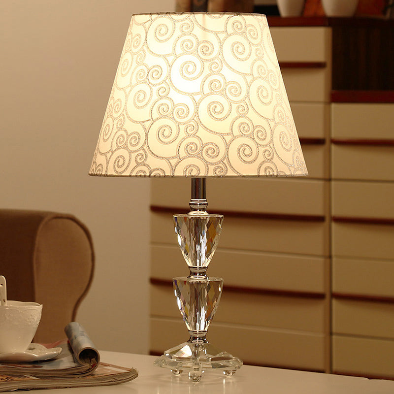 Globe Crystal Globe / Triangle de type triangle Light Moderne 1 lampe de nuit en bulbe en blanc / argent avec une teinte conique