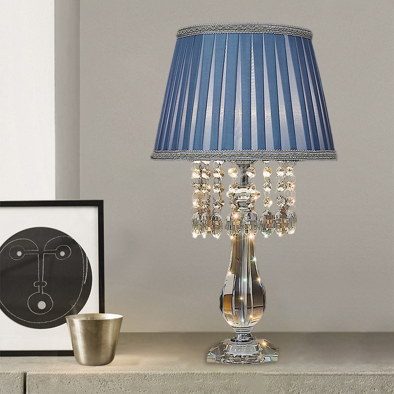 Beige/bordeaux/hemelblauw 1 lamp nachtkastje lamp traditionele heldere kristallen kralen bel/geplooide schaduw tafellicht voor slaapkamer