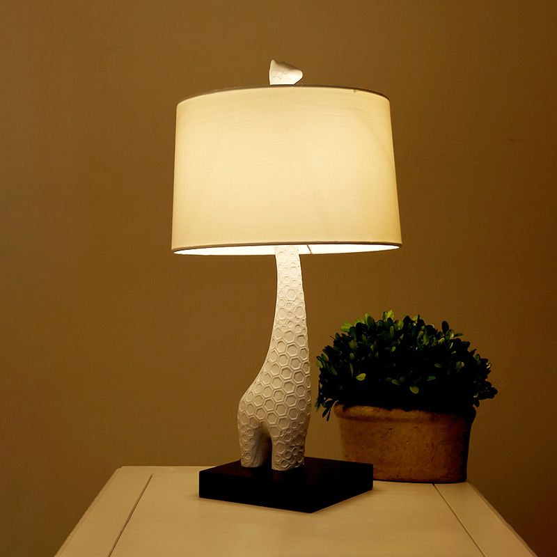 Weiße Single Drum Study Lampen Modernismus Stoff Lesen Lesen mit Giraffe -Basis für Schlafzimmer