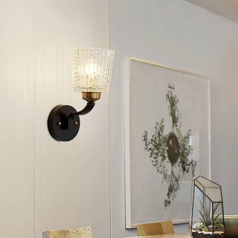 1 illuminazione a parete conica leggera Modern Metal Sconce Light con tonalità di vetro strutturata in finitura nera