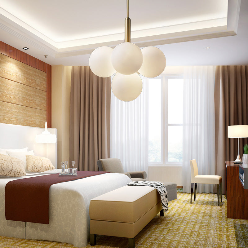 Lámpara de lámpara de lámpara de vidrio blanco de bola Contemporánea 5/13 Luces Luz colgante colgante de latón con diseño esférico