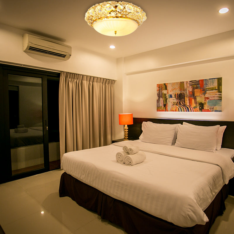 Plafonnier semi-monté moderne en cristal transparent avec diffuseur en verre opale, doré, 15 / 19 po