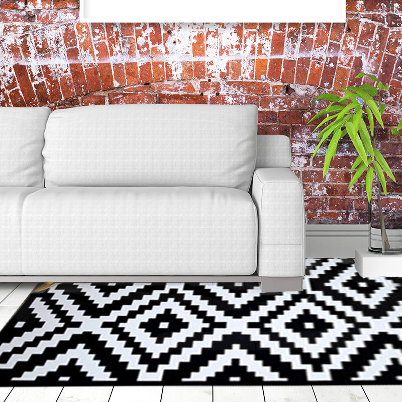 Black and White Scandinavia Rug Geometric Diamond Rug Polyester Washable Stain Resistant Area Rug for Living Room